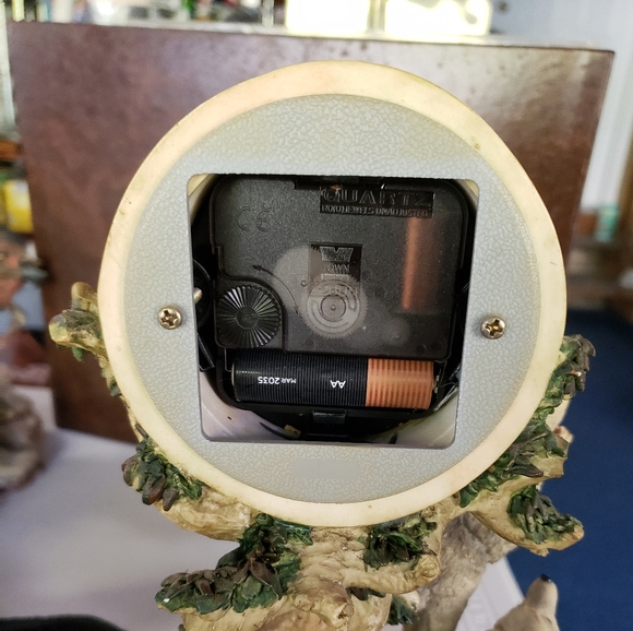 Rubg's COLLECTION Clock statue with 3 wolfs - Picture 4 of 15